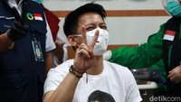 Ariel NOAH divaksinasi COVID-19 di RSKIA Bandung hari ini.(Foto: Wisma Putra)  