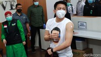Ariel juga sempat menunjukkan bekas suntikan vaksinasi Corona sebelum meninggalkan RSKIA.