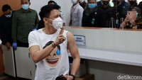 Usai divaksinasi, Ariel tampak semringah. (Foto: Wisma Putra)  