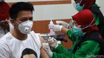 10 Momen Ariel NOAH dan Risa Saraswati Divaksinasi Corona