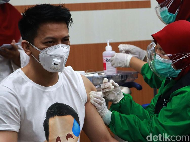 Ekspresi Ariel Noah Divaksinasi COVID-19
