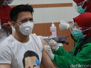 Melihat Ariel Noah Divaksinasi COVID-19 di Bandung