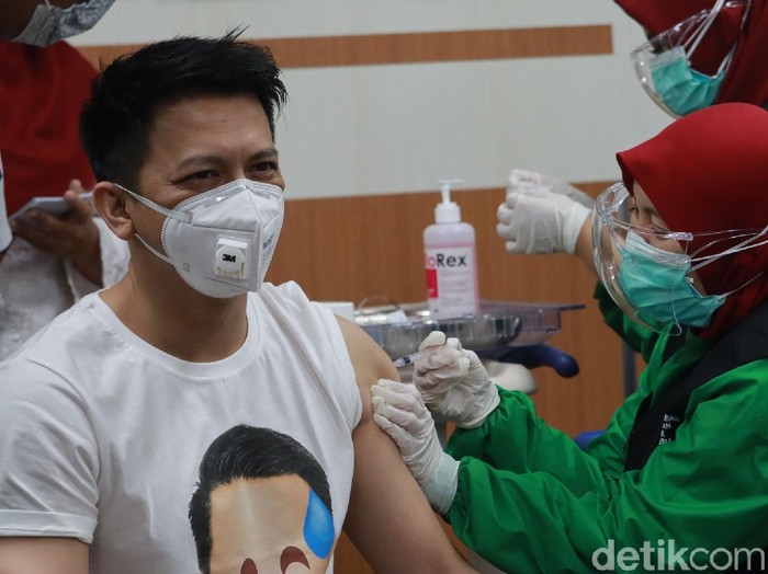 Ariel Noah menjalani vaksinasi COVID-19 di RSKIA Kota Bandung
