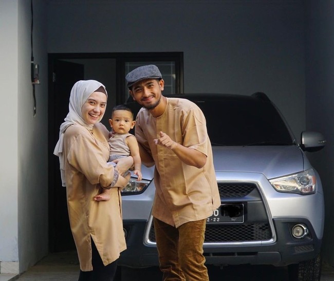 Gue tuh selalu membayangkan gini, mereka itu nggak ada, gue gimana ya? Ya terkadang gue mikir aja, kalau nggak ada bini gue, hidup gue lebih baik nggak, ya dari sekarang?, kata Arya. Foto: Instagram