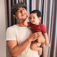 Nama Arya Saloka naik pamor setelah membintangi sinetron Ikatan Cinta. Arya berperan sebagai Aldebaran yang punya sosok dingin tapi sebenarnya perhatian dengan istrinya Andin yang diperankan oleh Amanda Manopo. Di luar perannya sebagai Aldebaran, Arya Saloka merupakan sosok pria hangat yang begitu dekat dengan putranya, Ibrahim Jalaludin Rumi. Foto: Instagram