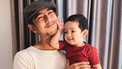 Hot Daddy! Ini Potret Arya Saloka, Bintang Ikatan Cinta Bersama Anaknya