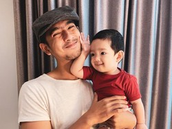 Hot Daddy! Ini Potret Arya Saloka, Bintang Ikatan Cinta Bersama Anaknya