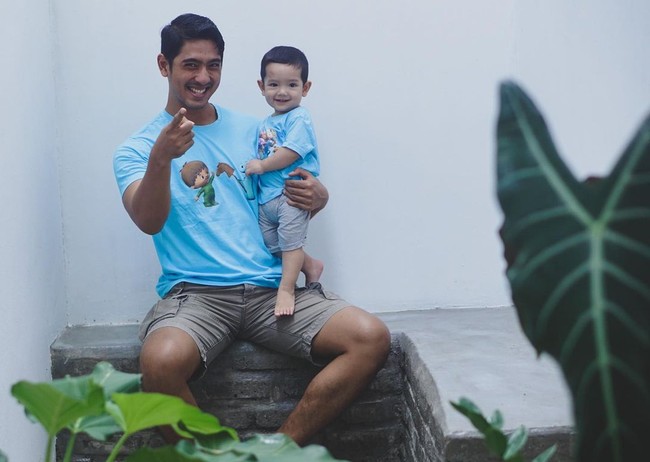 Inilah potret kekompakan Arya dan Ibrahim. Sama-sama berbaju biru, sama-sama ganteng! Foto: Instagram