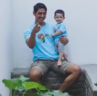 Inilah potret kekompakan Arya dan Ibrahim. Sama-sama berbaju biru, sama-sama ganteng! Foto: Instagram
