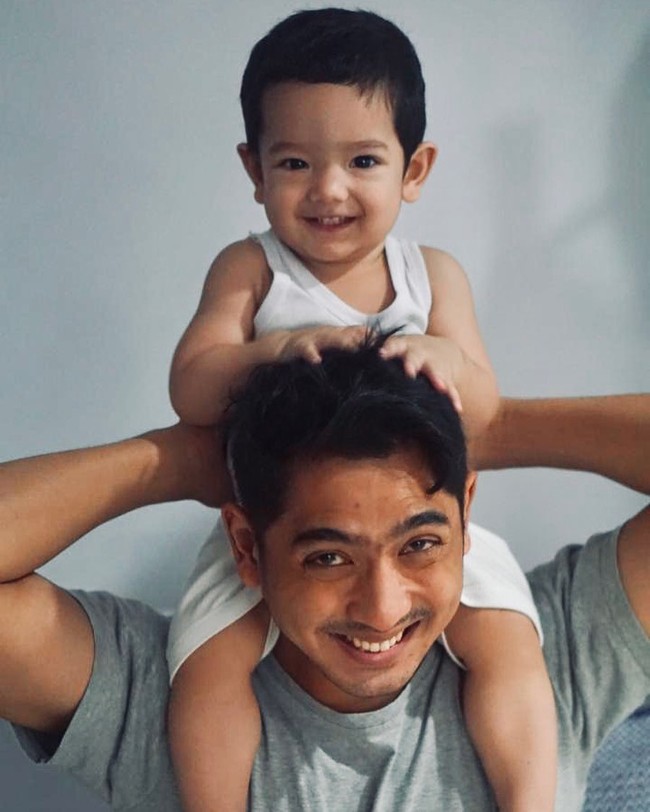 Inilah kebersamaan Arya Saloka dengan putranya yang satu tahun empat bulan itu dan istrinya Putri Anne. Meski sibuk syuting namun Arya tetap menyempatkan memiliki quality time dengan keluarganya. Foto: Instagram