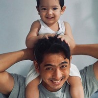 Inilah kebersamaan Arya Saloka dengan putranya yang satu tahun empat bulan itu dan istrinya Putri Anne. Meski sibuk syuting namun Arya tetap menyempatkan memiliki quality time dengan keluarganya. Foto: Instagram