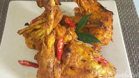 Menu ayam bakar padang ini paling favorit di rumah makan Padang. Ayam dibalut bumbu gulai dan dipanggang kering. Rasa pedasnya meresap dan bikin nagih. Lihat cara pembuatannya di resep ini. Foto: detikfood