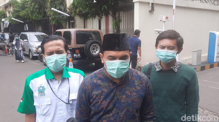 Aziz Yanuar berkopiah (Yogi Ernes/detikcom).