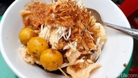 Dalam sehari, Bapak Yanto mengatakan bisa menjual 200 porsi bubur ayam dalam waktu kurang lebih 4 jam saja. 