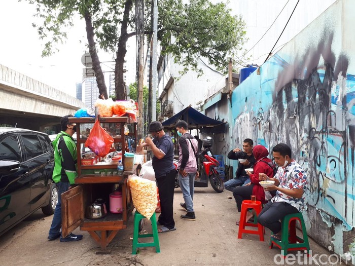 Bubur Ayam Argo Jati Ludes 200 Mangkuk dalam 4 Jam, Omzetnya Rp 3 Juta! Bubur Ayam Argo Jati Ludes 200 Mangkuk dalam 4 Jam, Omzetnya Rp 3 Juta!