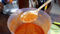 Selain tongcai, banyak pelanggan Bubur Ayam Argo Jati menjagokan sambal bubur di sini. Bapak Yanto meraciknya dari paduan cabai dan kacang tanah.