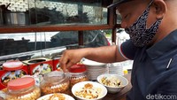 Racikan buburnya dibuat oleh orang asli Cirebon bernama Bapak Yanto sejak 1992. Ia adalah pendiri sekaligus peracik bubur ayam gaya Cirebon ini.