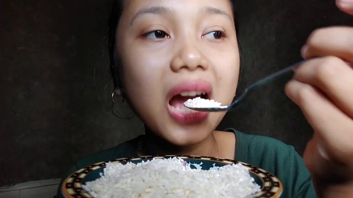 Bukan Nasi, Wanita Ini Hobi Mukbang Makan Beras Mentah Bukan Nasi, Wanita Ini Hobi Mukbang Makan Beras Mentah