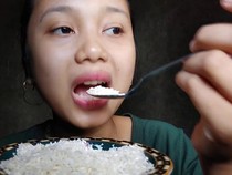 Bahaya Makan Beras Mentah yang Jadi Konten ASMR Populer