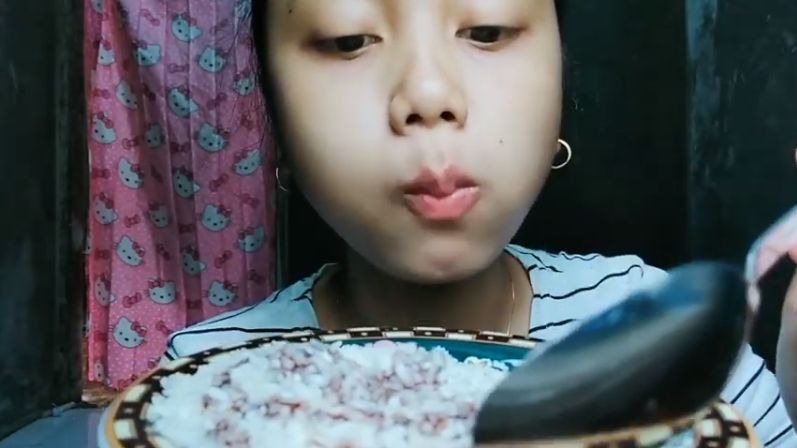 Bukan Nasi, Wanita Ini Hobi Mukbang Makan Beras Mentah