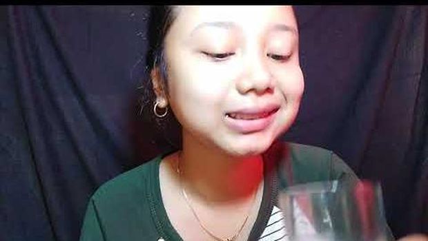 Bukan Nasi, Wanita Ini Hobi Mukbang Makan Beras Mentah
