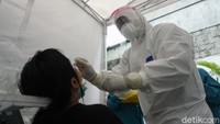 Dalam sehari seperti di Puskesmas Cilandak, Jakarta Selatan, tenaga kesehatan bisa melayani 100 orang yang akan melakukan swab test PCR.