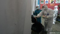 Dalam satu hari Puskesmas Cilandak, bisa melakukan swab test PCR sebanyak 100 spesimen per hari.