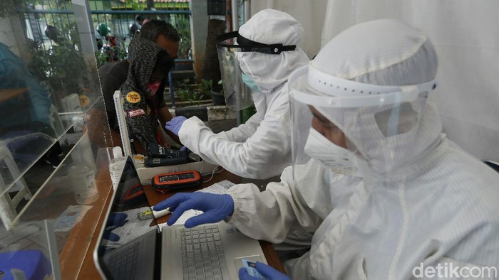 Jumlah kasus positif Corona di DKI Jakarta per hari ini mencapai 3.165 kasus. Hal itu membuat Puskesmas di Cilandak Jaksel melayani PCR Swab hingga 100 orang.