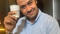 Senyum manis Chicco usai menikmati kopi, menggambarkan kenikmatan rasanya. Setiap kopi memiliki karakter rasa yang unik. Chicco bahkan menyebut kopi sebagai sahabat sejati. Foto: instagram @chicco.jerikho