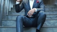 Tak melulu minum kopi, Chicco juga punya banyak minuman favorit lainnya. Lihat gaya santai dengan outfit formal ala Chicco saat menikmati minuman botol. Foto: instagram @chicco.jerikho