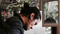 Nah ini salah satu gaya cool Chicco saat meracik kopi. Ia tampak serius menuangkan air hangat pada bubuk kopi yang sudah digiling. Aromanya pasti menyeruak nikmat.  Foto: instagram @chicco.jerikho