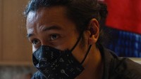 Artis tampan satu ini dikenal sebagai sosok ramah yang hobi nongkrong. Tapi untuk sementara waktu, Chicco tak bisa lagi hangout sambil ngopi. Ia tengah menjalani masa karantina setelah terkonfirmasi positif Covid-19. Foto: instagram @chicco.jerikho
