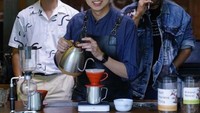 Bersama Rio Dewanto, Chicco kerap diajak berkolaborasi dengan para barista handal di Indonesia. Banyak barista bertukar informasi dan pengalaman soal kopi dengan dua artis ternama ini. Foto: instagram @chicco.jerikho