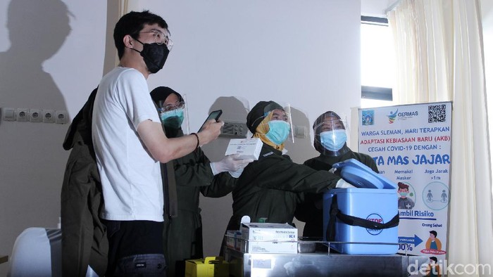 dr Tirta Disuntik Vaksin Corona di Puskesmas Ngemplak Sleman influencer dr Tirta Mandiri Hudhi divaksinasi Corona di Puskesmas Ngemplak 2, Sleman, DIY, Kamis (14/1). Selain dr Tirta terdapat 10 orang lain yang menerima vaksin sinovac.