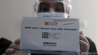 Vaksin yang diberikan ini merupakan buatan Sinovac.