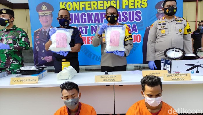 Dua penyelundup narkoba diamankan dari Bandara Juanda