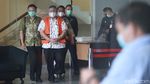 Duh! Tersangka Korupsi Ini Acungkan 2 Jempol