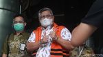 Duh! Tersangka Korupsi Ini Acungkan 2 Jempol