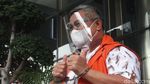 Duh! Tersangka Korupsi Ini Acungkan 2 Jempol
