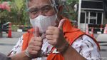 Duh! Tersangka Korupsi Ini Acungkan 2 Jempol