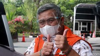 Ini momen saat Bupati nonaktif Labuhanbatu Utara, Khairuddin Syah Sitorus mengacungkan 2 jempol di hadapan awak media.