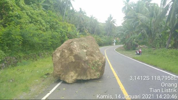 Foto longsoran batu akibat gempa di Majene yang dilaporkan warga Sulbar (dok. Istimewa).