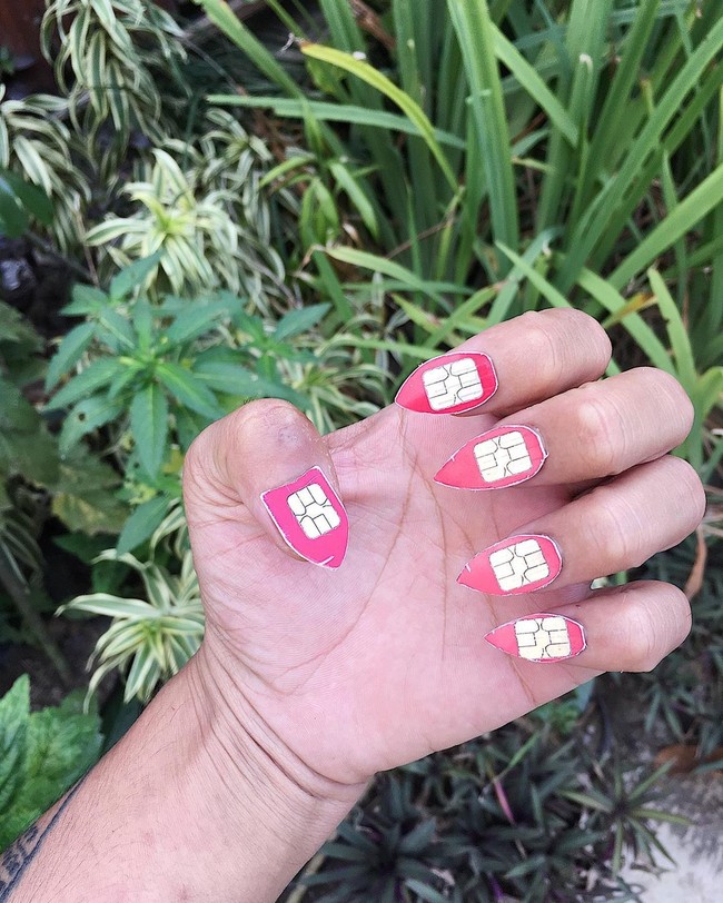 Para cewek auto menangis lihat riasan kuku yang satu ini. Ada yang mau coba? Foto: Instagram/@galihjohar