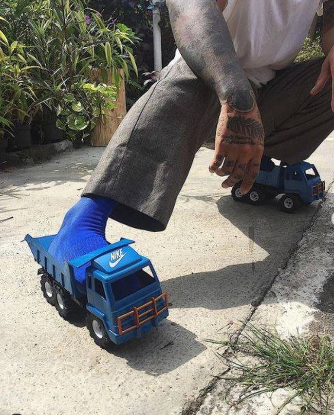 Solusi tepat untuk menggantikan sepatu roda. Pakai truk mainan anak-anak. Gimana nih, tetap keren dan fashionable nggak? Foto: Instagram/@galihjohar