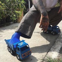 Solusi tepat untuk menggantikan sepatu roda. Pakai truk mainan anak-anak. Gimana nih, tetap keren dan fashionable nggak? Foto: Instagram/@galihjohar