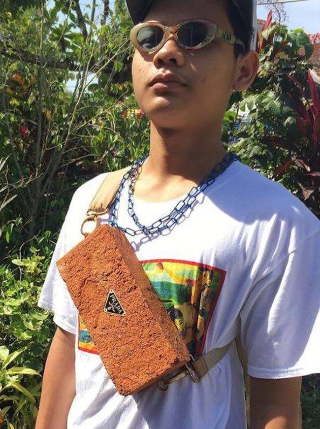 Kurang fashionable apa lagi sih, tasnya aja merek Prada. Eiitss.. tapi jangan terkecoh ya, coba kamu perhatikan lagi baik-baik. Foto: Instagram/@galihjohar