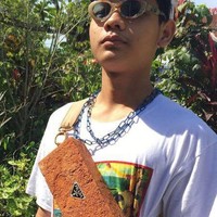 Kurang fashionable apa lagi sih, tasnya aja merek Prada. Eiitss.. tapi jangan terkecoh ya, coba kamu perhatikan lagi baik-baik. Foto: Instagram/@galihjohar