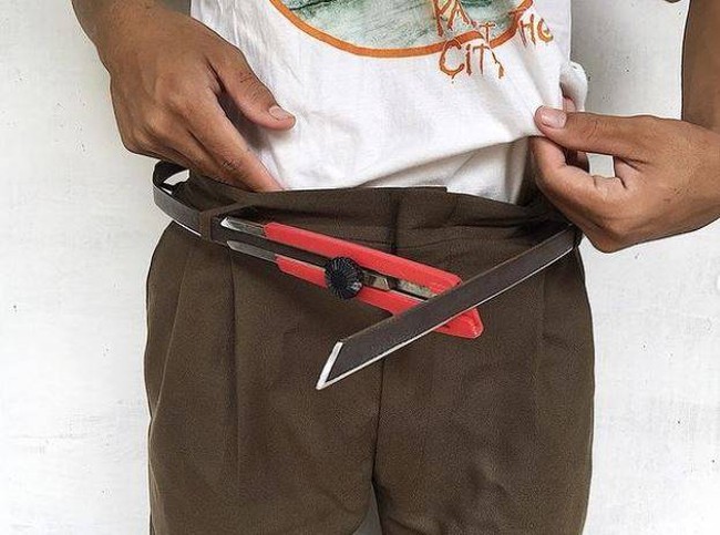 Yakin deh kalau ikat pinggangnya macam gini nggak akan ada yang berani dekat-dekat. Ekstrim abis! Foto: Instagram/@galihjohar