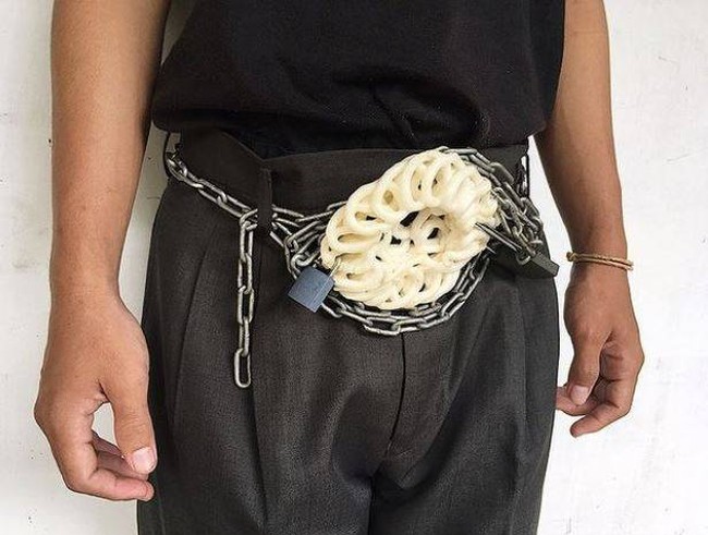 Ikat pinggang model terbaru nih. Selain jadi ikat pinggang, kerupuknya juga bisa multifungsi nih. Bisa jadi makanan kalau lagi lapar di jalan.. Foto: Instagram/@galihjohar