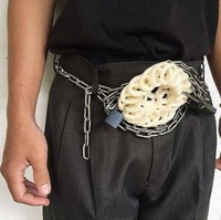 Ikat pinggang model terbaru nih. Selain jadi ikat pinggang, kerupuknya juga bisa multifungsi nih. Bisa jadi makanan kalau lagi lapar di jalan.. Foto: Instagram/@galihjohar